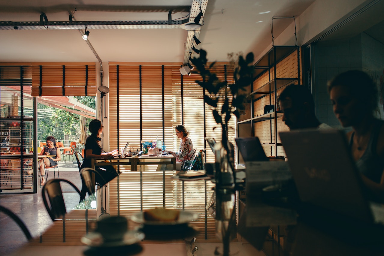 Pilih Mana, Kerja di Coffee Shop atau Coworking Space?